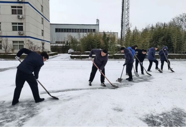 以雪為令迅速集結(jié),，清冰除雪確保暢通